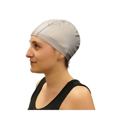 Touca de natação cinza clara em tecido liso, sem padrões visíveis