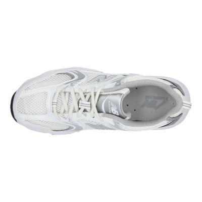 Tênis desportivo branco e cinza visto de cima