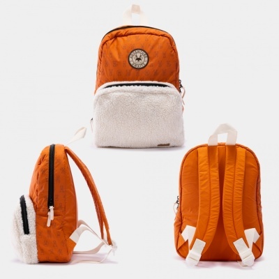 Mochila laranja com bolso peludo branco e selo redondo
