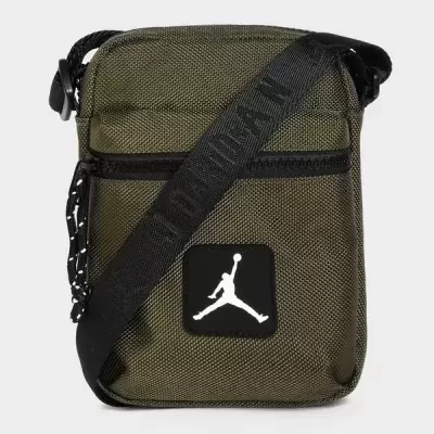 Saco pequeno verde militar com logo branco e alça preta JORDAN