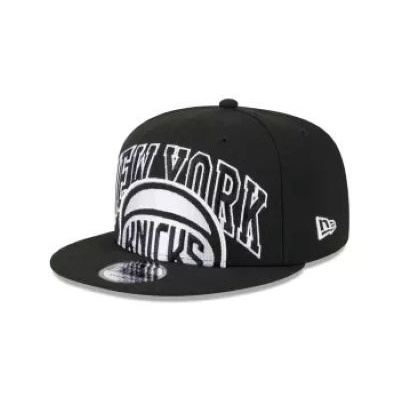 Boné preto com texto branco 'NEW YORK KNICKS' e logótipo New Era