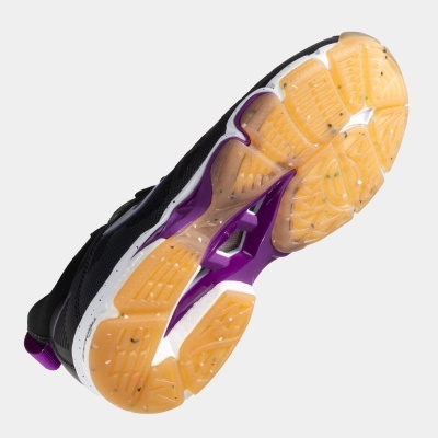 Sola de ténis preta com detalhes roxos e sola de borracha amarela
