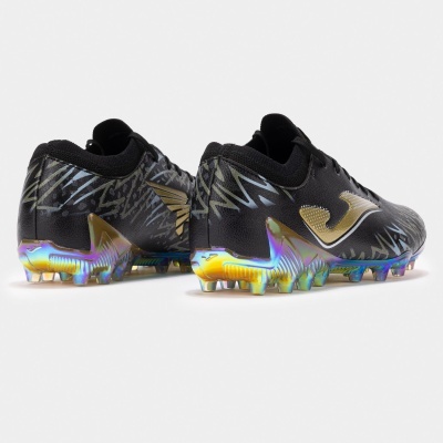 Chuteiras de futebol pretas com sola metálica iridescente e detalhes dourados