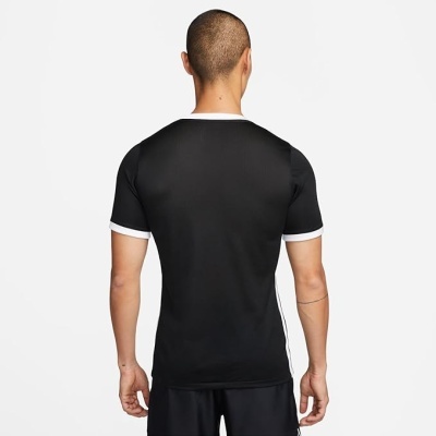 T-shirt desportiva preta com gola e mangas brancas vista de costas