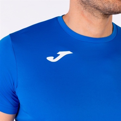 T-shirt azul desportiva com logo branca 'J' no peito