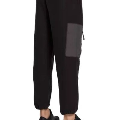 Calças pretas jogger com bolso cinza lateral e ténis pretos