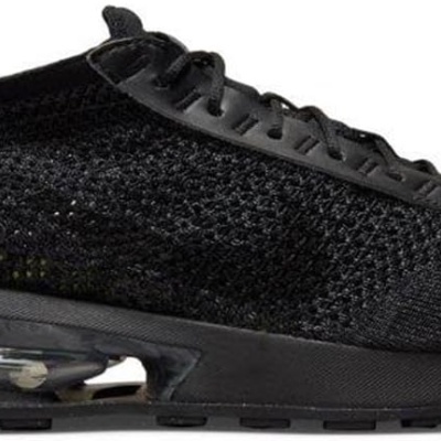 Ténis desportivos pretos com sola preta e unidade de amortecimento visível.