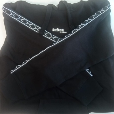 Sweatshirt preta com padrão branco e texto 'soffee'