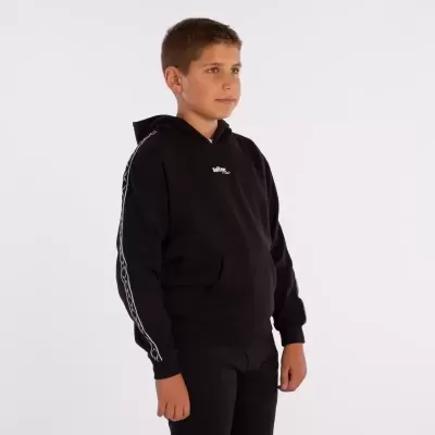 Menino com hoodie preto Volcom e faixas brancas nas mangas