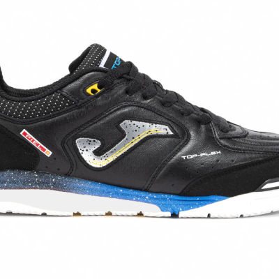 Ténis desportivo JOMA preto com detalhes azuis, amarelos e brancos, sola branca e azul.