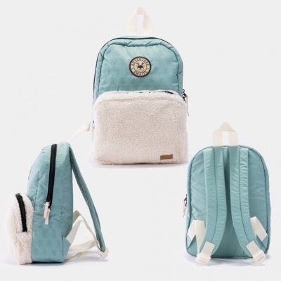Mochila azul clara com bolso peludo branco e selo redondo