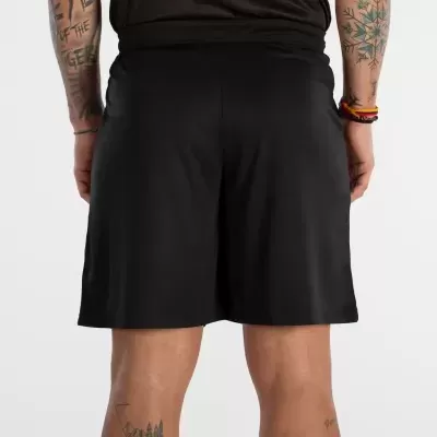 Pessoa de costas vestindo calções pretos lisos e camiseta preta, fundo branco