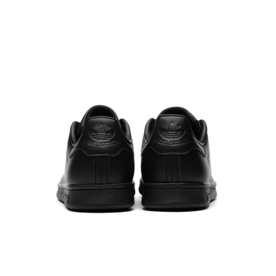Ténis Adidas Stan Smith pretos vista traseira