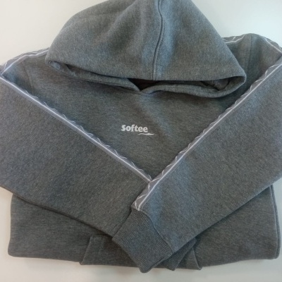 Camisola cinzenta com capuz e marca Softee