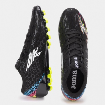 Chuteiras de futebol Joma pretas com detalhes coloridos e sola amarela