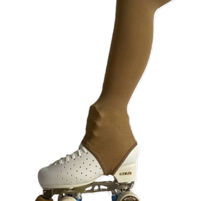 Patim de rodas clássico branco com rodas castanhas e meia castanha.