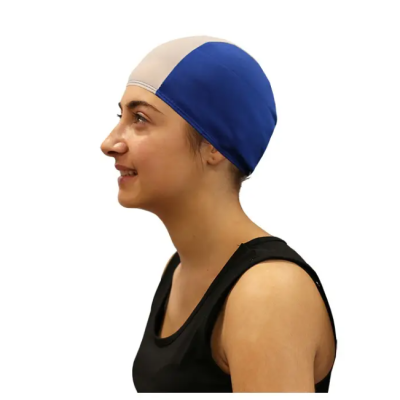 Touca de banho azul e bege em mulher com camisola preta vista de perfil