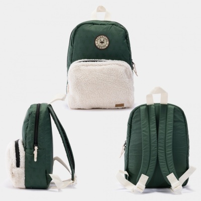 Mochila verde escura com bolso frontal branco peludo e alças bege