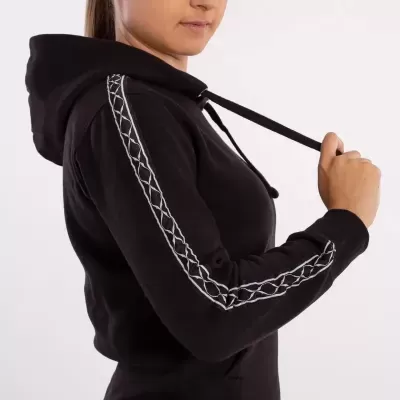 Sweatshirt preta com capuz e padrão branco na manga