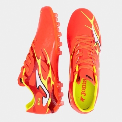 Chuteiras de futebol laranja com detalhes amarelos e pretos e sola com travas