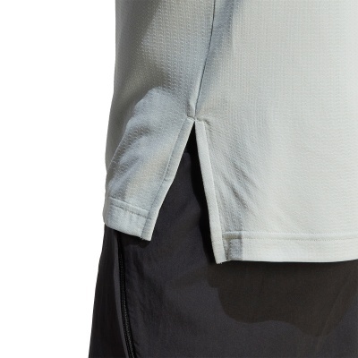 Parte inferior da t-shirt cinza claro com fenda lateral