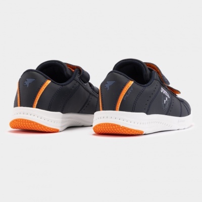 Sapatilhas infantis pretas com detalhes laranja e sola branca e laranja
