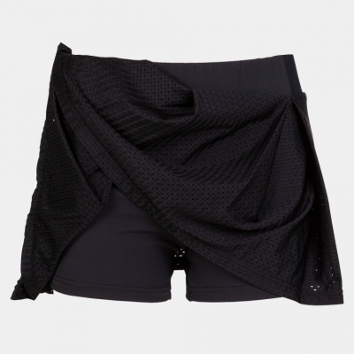 Shorts pretos com saia assimétrica e tecido perfurado