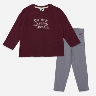 Conjunto de camisola bordeaux e calças cinza com texto 'SAY YES TO ADVENTURE Joma®'