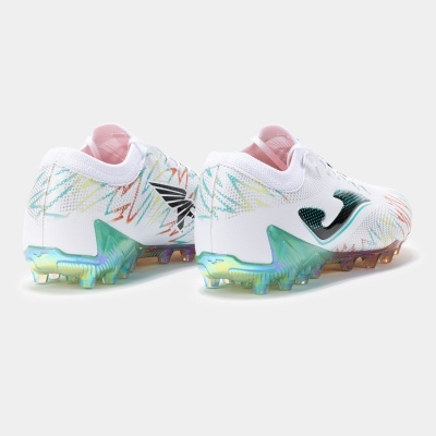 Chuteiras brancas com detalhes multicoloridos e sola iridescente sobre fundo branco