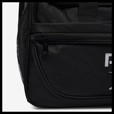 Detalhe da parte inferior dianteira de mochila preta com bolso e zíper.