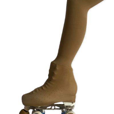 Patins de rodas clássicos com meias castanhas em fundo branco