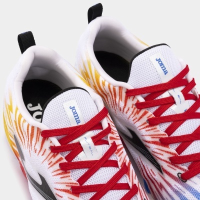 Sapatilhas desportivas brancas com padrões coloridos e atacadores vermelhos da Joma