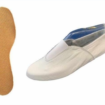 Sapato branco deslizable de couro e sola castanha destacada.