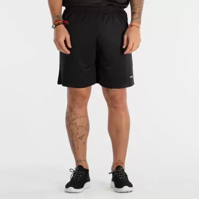 Calções desportivos pretos Sprayground em modelo com tatuagens e pulseiras.