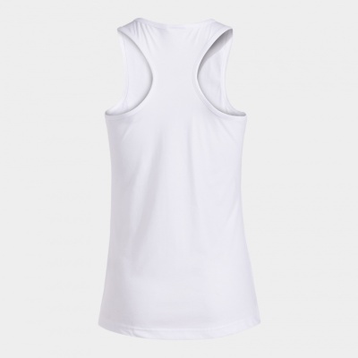 Camisola branca de alças tipo racerback em fundo cinza