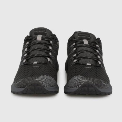 Sapatilhas pretas com detalhes cinza e atacadores