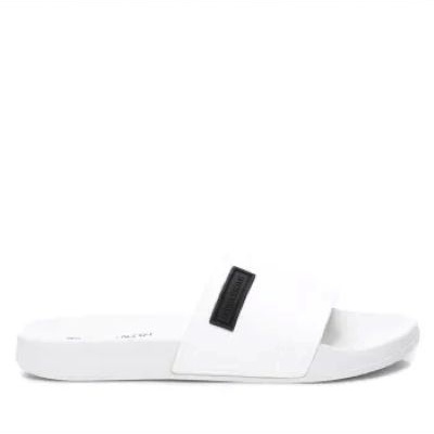 Chinelo slide branco com etiqueta preta na pala
