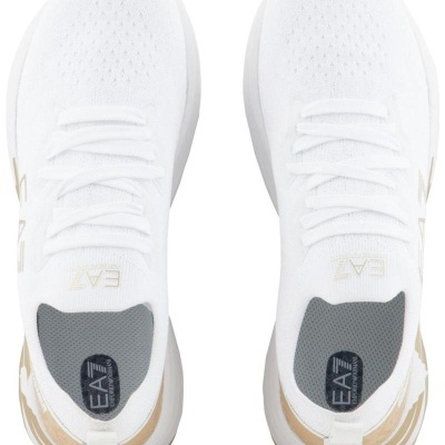 Ténis brancos e bege com logotipo EA7 vistos de cima