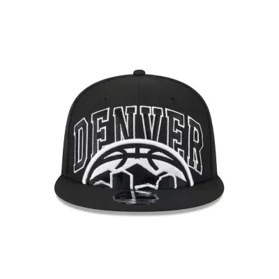 Boné preto com texto DENVER e logo de basquete