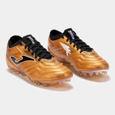 Chuteiras douradas Joma com atacadores pretos e tacões iridescentes