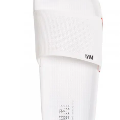 Chinelo branco tipo slide com correia larga e letras pretas