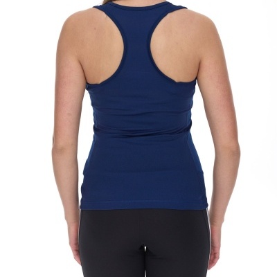 Mulher de costas com t-shirt desportiva azul escura e calças pretas.