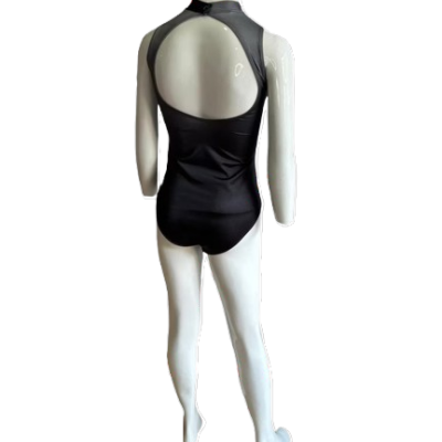 Body preto com gola alta e abertura grande nas costas em manequim branco