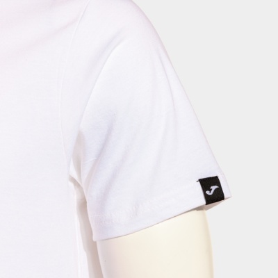 Camiseta branca de manga curta com etiqueta preta e logótipo branco na manga