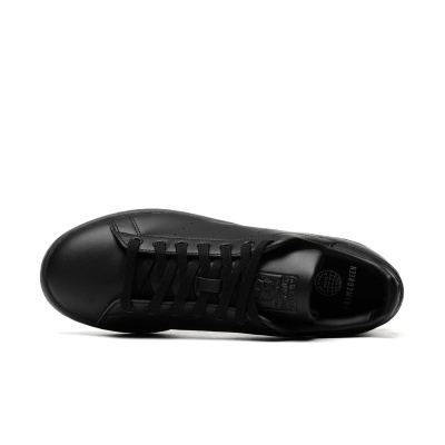 Ténis preto em couro vistos de cima com atacadores e texto no interior.