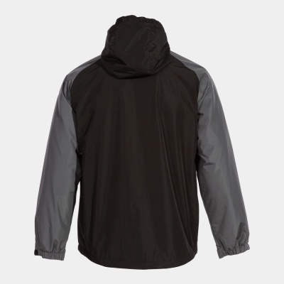 Casaco com capuz preto e cinzento visto por trás