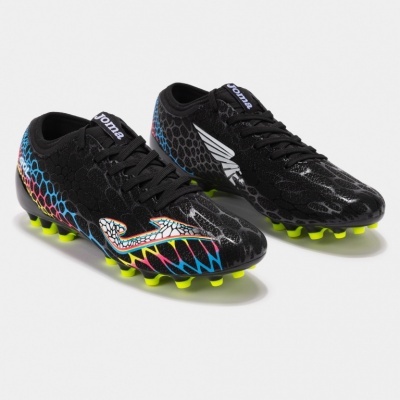 Par de chuteiras pretas com detalhes coloridos e sola amarela