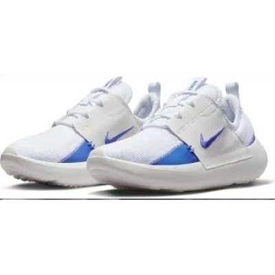 Sapatilhas desportivas Nike brancas com detalhes azuis em fundo branco