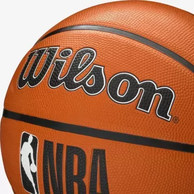 Bola de basquetebol Wilson laranja com texto e logótipos NBA