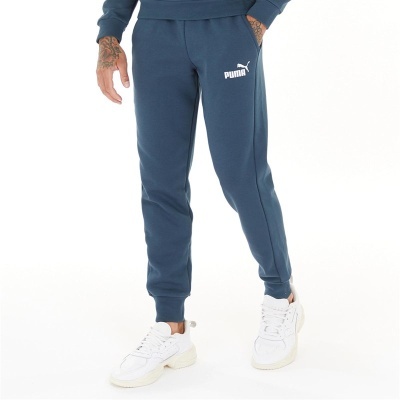 Calças de treino azuis PUMA com logotipo branco usadas com ténis brancos